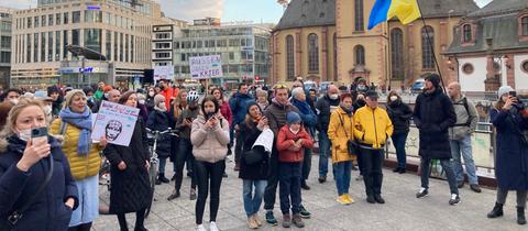 Russinnen und Russen haben sich an der Frankfurter Hauptwache zu einer Demo gegen den Ukraine-Krieg versammelt.