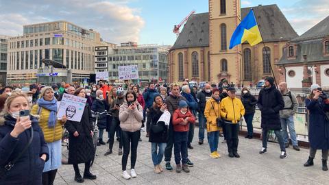 Russinnen und Russen haben sich an der Frankfurter Hauptwache zu einer Demo gegen den Ukraine-Krieg versammelt.