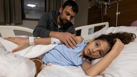Serkan Agri mit seiner Tochter Saadet im Krankenhaus von Adana. Die Zehnjährige war bei dem Erdbeben gemeinsam mit ihrem Bruder und ihren Eltern verschüttet worden und konnte gerettet werden. 