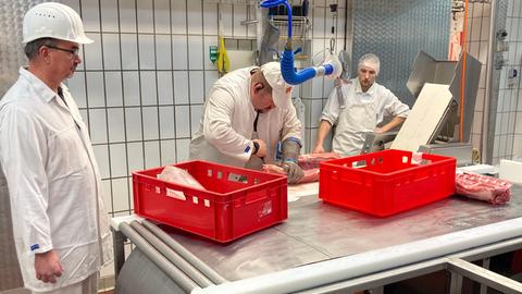 Dirk Blettenberg, Geschäftsführer Schlachthof Mengeringhausen steht in einem weißen Kittel in der Fleischzerteilung.