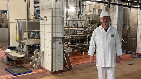 Dirk Blettenberg, Geschäftsführer Schlachthof Mengeringhausen steht in einer leeren Halle.
