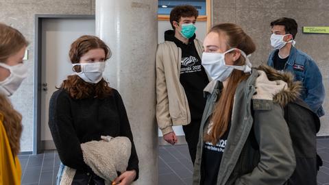 Schüler eines Gymnasiums mit Mund-Nasen-Schutz