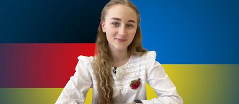 Im Bildvordergrund sitzt eine junge Frau an einem Tisch hinter Schulbüchern. Im Bildhintergrund auf der einen Seite die deutsche Flagge, auf der anderen Seite die ukrainische Flagge.