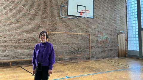 Stellvertretende Schulleiterin Angela Wanke in Turnhalle, Engelbert-Humperdink-Grundschule