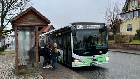 Ein Schulbus nach Großalmerode im Werra-Meißner-Kreis an einer Bushaltestelle