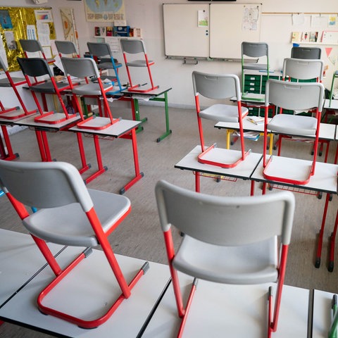 Hochgestellte Stühle in einem Klassenzimmer