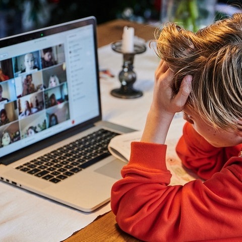 Ein Kind mit Laptop beim Online-Unterricht