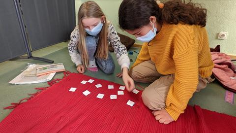 Zwei Schülerinnen lernen im Gruppenraum der Erich-Kästner-Schule