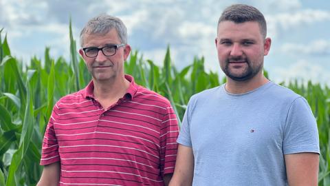 Martin und Jannik Leis vor einem Maisfeld