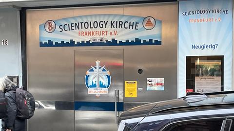 Standort von Scientology in Frankfurt mit Banner Scientology Kirche Frankfurt e.V. und der Frage "Neugierig?"