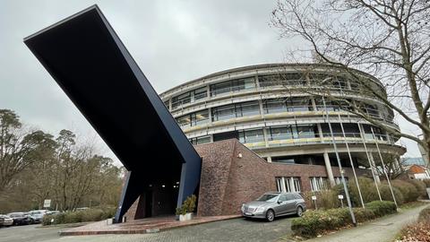 Rundbau in Neu-Isenburg mit auffälligem Rampen-Vorbau