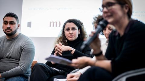 Rechtsanwältin Seda Basay-Yildiz auf einem Podium beim forum medico