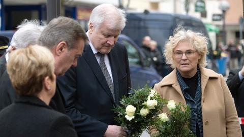 Christine Lambrecht (SPD), Bundesjustizministerin, und Horst Seehofer (CSU), Bundesinnenminister, stehen am Heumarkt in unmittelbarer Nähe eines Tatortes mit Blumen in den Händen. 