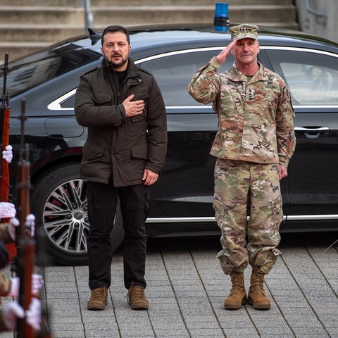 General Christopher Cavoli, Befehlshaber des U.S. European Command, trifft sich mit Wolodymyr Selenskyj (l), Präsident der Ukraine, um die weitere militärische Unterstützung der USA und der internationalen Gemeinschaft für die Verteidigung des ukrainischen Volkes gegen die russische Aggression zu besprechen.