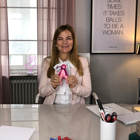 Frauenärztin Sheila de Liz zeigt ein Super-Vagina-Püppchen