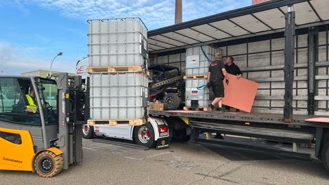 Hilfsgüter für Slowenien werden mit einem Gabelstapler in einen Lkw geladen