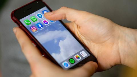 Auf dem Bildschirm eines Smartphones sieht man die Symbole verschiedener Sozialer Medien und Messenger-Dienste