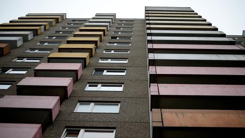 Ein Wohnhochhaus mit bunten Balkonen aus der Froschperspektive