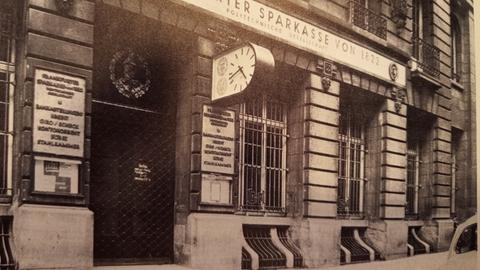 Ein historisches Bild zeigt eine Filiale der Sparkasse im Jahr 1937