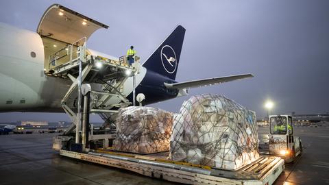 Arbeiter verladen Sachspenden am Flughafen Frankfurt in eine Boeing 777