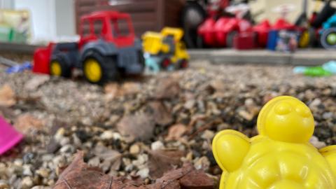 Ein Sandförmchen und Bagger stehen im Innenhof
