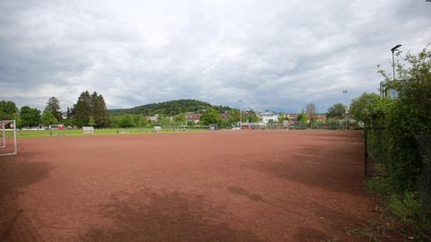 Blick auf einen braunen Platz mit Fußballtoren