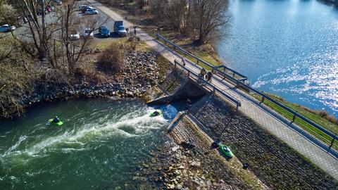 Aus der Vogelperspektive sieht man rechts den Rhein, wie er durch einen Damm geleitet wird und hinter dem Damm in den Altarm mündet - dabei entsteht eine Welle