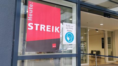 Plakat mit Schriftzug "Streik" an Tür