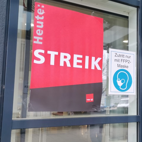 Plakat mit Schriftzug "Streik" an Tür