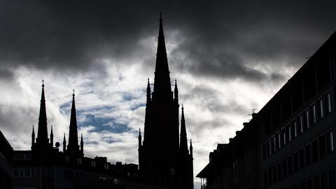 Die Wiesbadener Marktkirche im Dunkeln