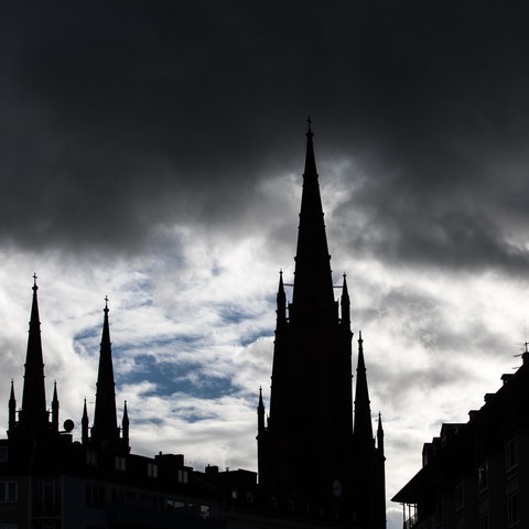 Die Wiesbadener Marktkirche im Dunkeln