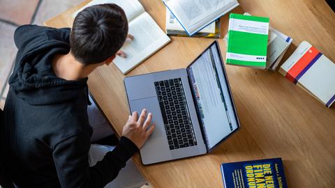 Student arbeitet am Schreibtisch. 