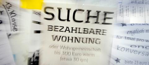 Aushang mit der Aufschrift: "Suche bezahlbare Wohnung"