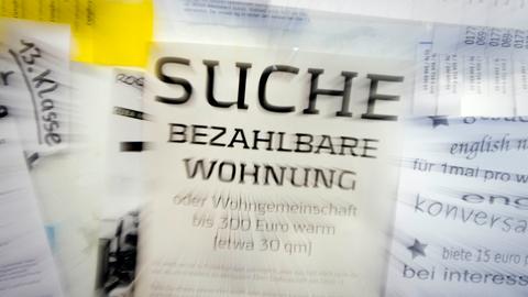 Aushang mit der Aufschrift: "Suche bezahlbare Wohnung"