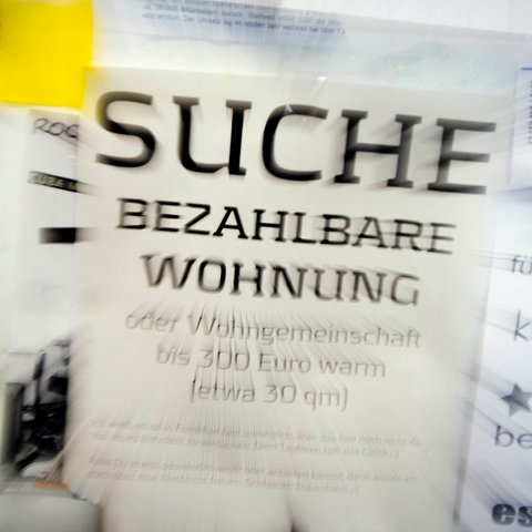 Aushang mit der Aufschrift: "Suche bezahlbare Wohnung"