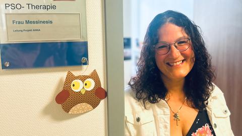 Eine Frau steht in einer Klinik