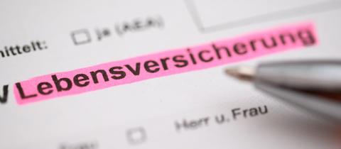 Formular Lebensversicherung mit pinker Markierung und Kugelschreiber