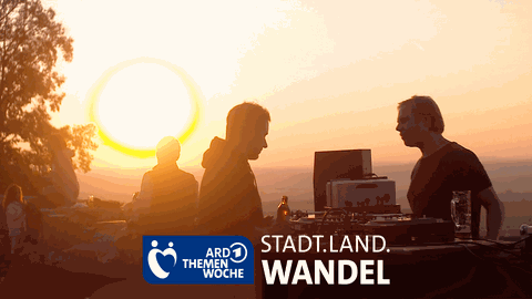 Menschen stehen zusammen im Sonnenuntergang 