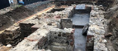 Grundmauern der zerstörten Synagoge in Gießen auf einer Baustelle