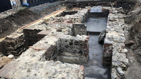 Grundmauern der zerstörten Synagoge in Gießen auf einer Baustelle