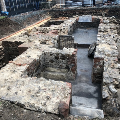 Grundmauern der zerstörten Synagoge in Gießen auf einer Baustelle