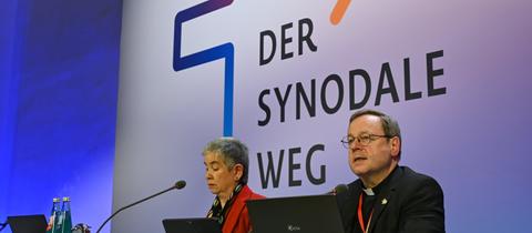 Irme Stetter-Karp, Präsidentin des Zentralkomitees der deutschen Katholiken (ZdK) und Präsidentin des Synodalen Weges, und Georg Bätzing, Bischof von Limburg, Vorsitzender der Deutschen Bischofskonferenz bei der Synodalversammlung.