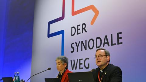 Irme Stetter-Karp, Präsidentin des Zentralkomitees der deutschen Katholiken (ZdK) und Präsidentin des Synodalen Weges, und Georg Bätzing, Bischof von Limburg, Vorsitzender der Deutschen Bischofskonferenz bei der Synodalversammlung.