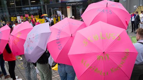Schirme mit Botschaften wie "Gleichberechtigung"