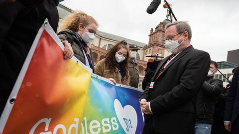 Georg Bätzing, Bischof von Limburg und Präsident des Synodalen Weges sowie Vorsitzender der Deutschen Bischofskonferenz, spricht zu Beginn der Dritten Synodalversammlung der deutschen Katholiken mit Demonstrierenden. 