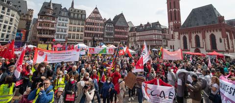 Etwa 3.000 Menschen kamen zur Mai-Kundgebung auf den Frankfurter Römerberg.