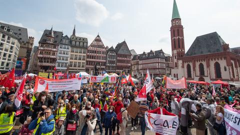 Etwa 3.000 Menschen kamen zur Mai-Kundgebung auf den Frankfurter Römerberg.