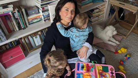 Tagesmutter Andrea O Cuin mit ihren beiden Tageskindern Isabella und Carla.