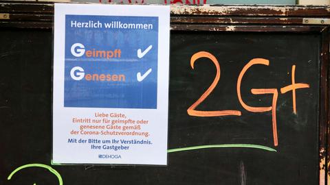 Ein Aufsteller mit dem Hinweis auf 2G plus steht vor einem Restaurant. (dpa)