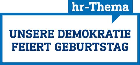 Grafik in weiß-blau und in Form einer Sprechblase mit dem Text "hr-Thema: Unsere Demokratie feiert Geburtstag"